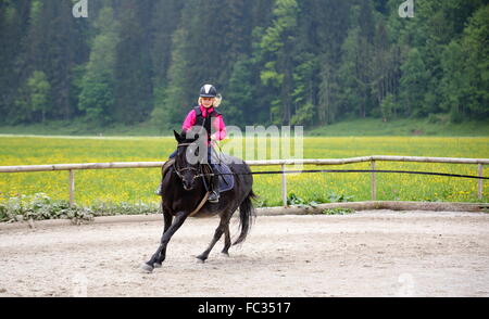 La ragazza è veloce a cavallo Foto Stock