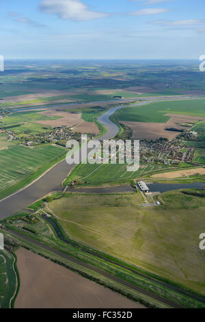 Una veduta aerea del villaggio di Norfolk di Wiggenhall St tedeschi e la campagna circostante Foto Stock