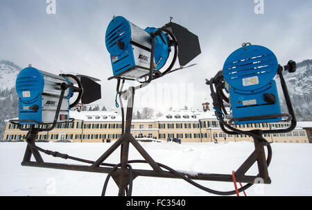 Kreuth, Germania. Xx gen, 2016. Tre faretti televisivi stand davanti al palazzo delle conferenze in Kreuth, Germania, 20 gennaio 2016. La CSU (cristiana unione socialista) ritiro conferenza si svolgerà dal 18 al 21 gennaio 2016 nell'Hanns Seidel Foundation Education Centre in Kreuth. Foto: PETER KNEFFEL/dpa/Alamy Live News Foto Stock