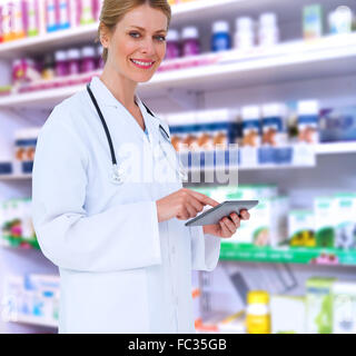 Immagine composita del biondo medico utilizzando tablet pc Foto Stock