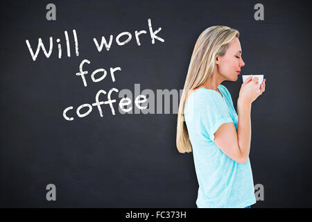 Immagine composita della bella bionda permanente e la holding bevanda calda Foto Stock