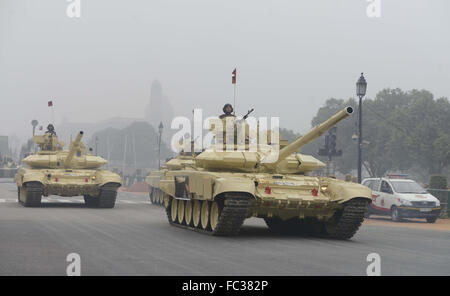 New Delhi, India. Xx gen, 2016. Serbatoi dell esercito indiano marzo a una prova della Repubblica indiana parata del giorno a Rajpath nel centro cittadino di Nuova Delhi, India, 20 gennaio, 2016. Credito: Stringer/Xinhua/Alamy Live News Foto Stock