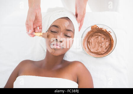 Bella donna di ottenere un cioccolato trattamento del viso Foto Stock