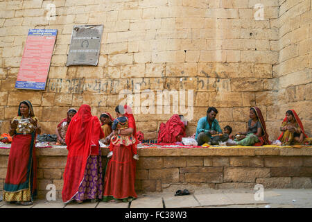 Unidentified street venditore a vendere una collana di argento in Jaisalmer Fort. Foto Stock