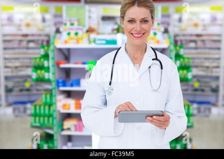 Immagine composita del biondo medico utilizzando tablet pc Foto Stock