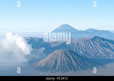 Una mattinata nebbiosa a Monte Bromo, East Java in Tengger Semeru National Park, Indonesia dopo l'alba. Foto Stock