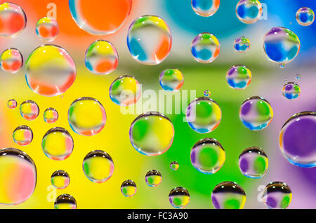 Le goccioline di acqua su uno sfondo colorato. Foto Stock