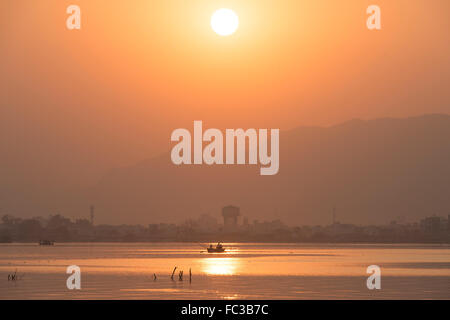 Tramonto Dorato a Ana Sagar lago in Ajmer, India con sagome di alberi e fisherman. Foto Stock