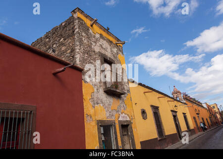 Vecchio stile adobe lungo edificio Hernandez Macias street in San Miguel De Allende, Messico. Foto Stock