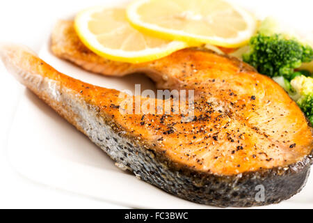 Salmone alla griglia e verdura su bianco macro Foto Stock