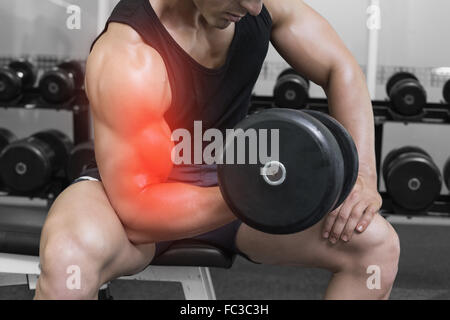 Evidenziate il braccio di un uomo forte sollevamento pesi Foto Stock