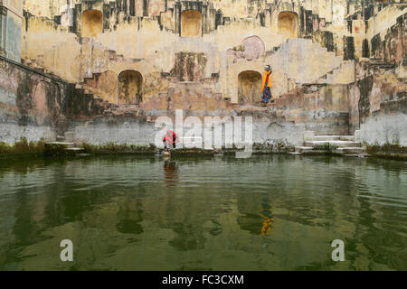 Due donne locali nel pozzetto gradini Nei punti di Chand Baori o panna Meena Ka Kund, a Jaipur, India. Foto Stock