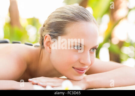 Bella donna ricevere stone massaggio presso il centro termale Foto Stock