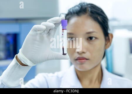 Medico tubi di analisi del sangue in un laboratorio Foto Stock