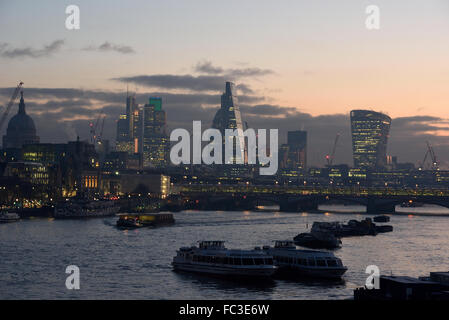 Londra, Regno Unito. Il 20 gennaio, 2016. Regno Unito: Meteo pendolari sfidare il freddo per iniziare la giornata a Londra, Regno Unito. Credito: Raymond codolo/Alamy Live News Foto Stock