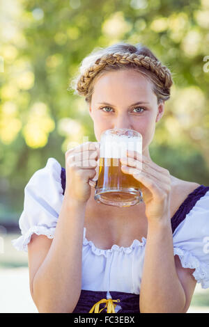 Piuttosto oktoberfest bionda bere nel parco Foto Stock