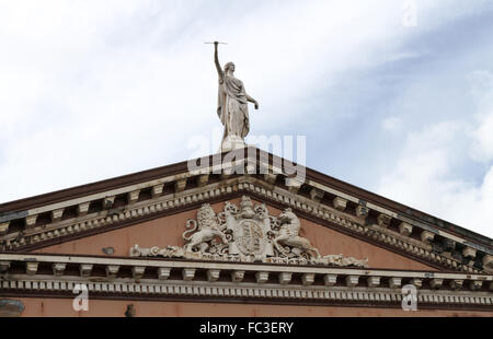 L'ex, ora abbandonata, courthouse sul Crumlin Road, Belfast. Foto Stock