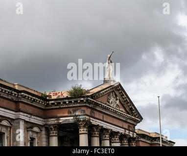 L'ex, ora abbandonata, courthouse sul Crumlin Road, Belfast. Foto Stock