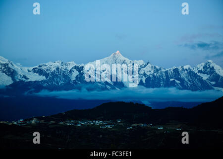 Meili Snow Mountain Range,Mingyong Glacier,Santo picco Kawagebo adorato dai tibetani,Tramonti,Deqin County,nella provincia dello Yunnan,Cina Foto Stock