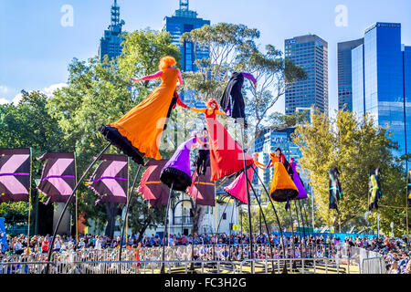 Melbourne-basato, famosi in tutto il mondo delle arti dello spettacolo co. Strano frutto eseguire unica, grande- scala visual occhiali a 5m. poli Foto Stock