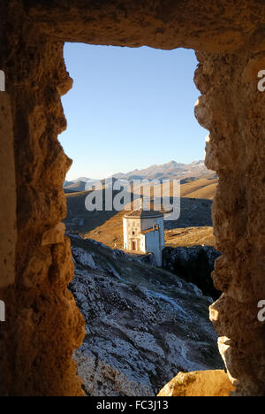 Rocca Calascio è una cima rocca o rocca in provincia di L'Aquila in Abruzzo, Italia. Ad un'altitudine di 1.460 metri (4,790 ft), Rocca Calascio è la fortezza più alta dell'Appennino. Rocca Calascio era la posizione per la scena finale di Richard Donner Ladyhawke film. Le sequenze per il nome della Rosa e gli americani sono stati anche girato qui. Vicino alla fortezza, a un livello leggermente inferiore, di elevazione è Santa Maria della Pietà, sorge la chiesa a pianta ottagonale costruito nel diciassettesimo secolo. Foto Stock