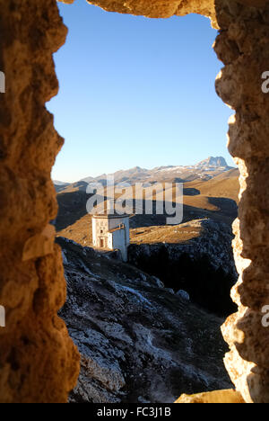 Rocca Calascio è una cima rocca o rocca in provincia di L'Aquila in Abruzzo, Italia. Ad un'altitudine di 1.460 metri (4,790 ft), Rocca Calascio è la fortezza più alta dell'Appennino. Rocca Calascio era la posizione per la scena finale di Richard Donner Ladyhawke film. Le sequenze per il nome della Rosa e gli americani sono stati anche girato qui. Vicino alla fortezza, a un livello leggermente inferiore, di elevazione è Santa Maria della Pietà, sorge la chiesa a pianta ottagonale costruito nel diciassettesimo secolo. Foto Stock