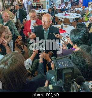 Indipendenza, Kansas, Stati Uniti d'America, 25 settembre 2014 il senatore Pat Roberts parla con i giornalisti dopo che serve pancakes oggi con ex Alaskan governatore Sarah Palin durante un pancake feed presso il Museo storico e il Centro di Arte in indipendenza Kansas. Palin era in città per avallare Roberts nella sua corsa contro Greg Orman. Credito: Mark Reinstein Foto Stock