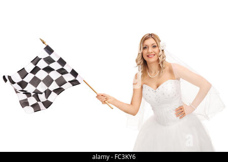 Studio shot di una giovane sposa sventolare una gara a scacchi bandiera e guardando la telecamera isolata su sfondo bianco Foto Stock