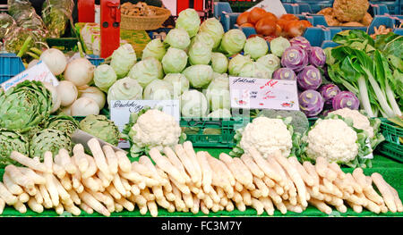 Stallo con verdure fresche Foto Stock