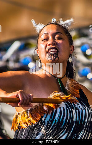 Donna Maori eseguendo la haka (danza di guerra) al Festival di Melbourne, Australia Foto Stock