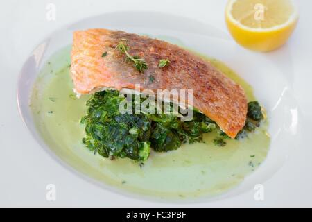 Salmone alla griglia con spinaci Foto Stock