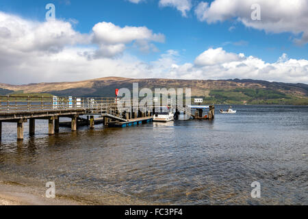Molo di Luss sulle rive di Loch Lomond Foto Stock
