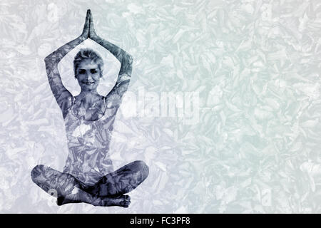 Immagine composita della tonica giovane donna seduta con le mani giunte sopra la testa Foto Stock