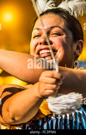 Sorridente donna Maori eseguendo la haka (danza di guerra) al Festival di Melbourne, Australia Foto Stock