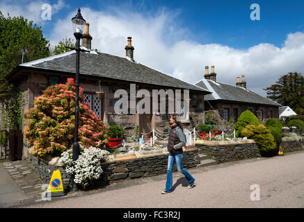 La bella strada principale nel villaggio di Luss sulle rive di Loch Lomond Foto Stock