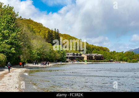 Guardando a nord lungo la spiaggia di Luss towrds la locanda sul Loch Lomond hotel Foto Stock