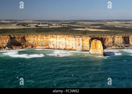 Vista aerea del litorale vicino a dodici Apostoli presso la Great Ocean Road nel Parco Nazionale di Port Campbell, Victoria, Australia Foto Stock