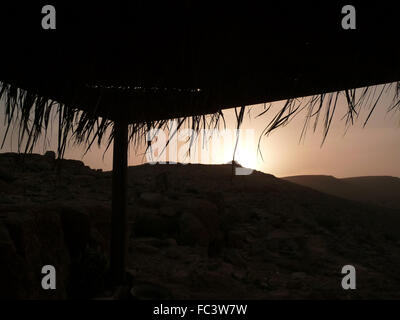 Sukkah al tramonto nel deserto del Negev di Israele Foto Stock