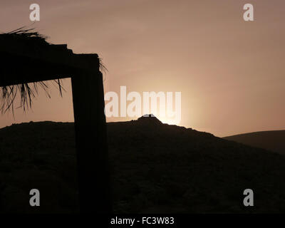 Sukkah al tramonto nel deserto del Negev di Israele Foto Stock