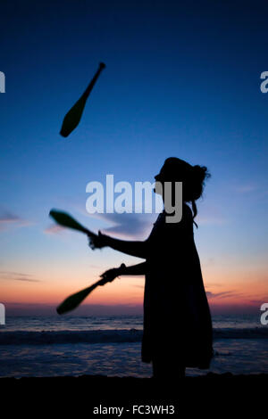 Keila sulla giocoleria La Punta spiaggia di Puerto Escondido, Oaxaca, Messico. Foto Stock