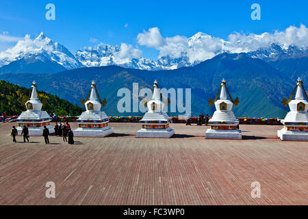 Tempio Feilal ghiacciaio Mingyong,Meili Snow Mountain Range,Santo picco Kawagebo adorato dai tibetani,nella provincia dello Yunnan,PRC,Cina Foto Stock