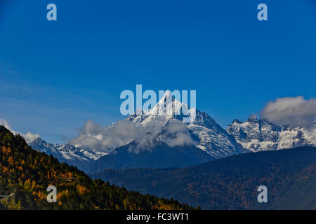 Meili Snow Mountain Range,Mingyong Glacier,Santo picco Kawagebo adorato dai tibetani,Tramonti,Deqin County,nella provincia dello Yunnan,Cina Foto Stock