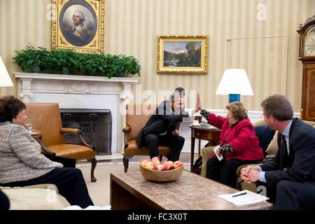 Il Presidente degli Stati Uniti Barack Obama di alta cinque Sen. Barbara Mikulski durante un incontro con lei e sost. Nita Lowey all Ufficio Ovale della bianca Hosue Novembre 3, 2015 a Washington, DC. Direttore OMB Shaun Donovan guardando da destra. Foto Stock