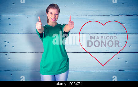 Immagine composita di felice appassionato di calcio in verde Foto Stock