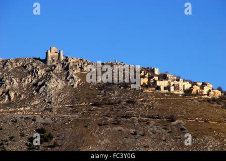 Rocca Calascio è una cima rocca o rocca in provincia di L'Aquila in Abruzzo, Italia. Ad un'altitudine di 1.460 metri (4,790 ft), Rocca Calascio è la fortezza più alta dell'Appennino. Rocca Calascio era la posizione per la scena finale di Richard Donner Ladyhawke film. Le sequenze per il nome della Rosa e gli americani sono stati anche girato qui. Foto Stock