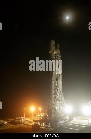 La SpaceX Falcon 9 si prepara a razzo per sollevare con il Jason-3 a bordo di veicoli spaziali a base aerea di Vandenberg Space Launch Complex 4 East 16 gennaio 2016 in Vandenberg, California. Foto Stock