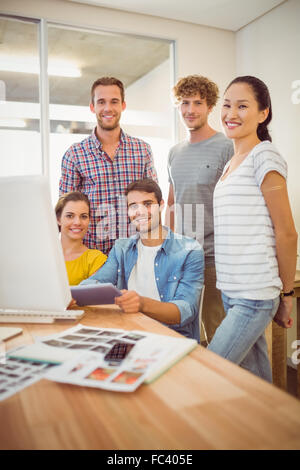 Riuniti creativo team di business sorridente verso la telecamera Foto Stock