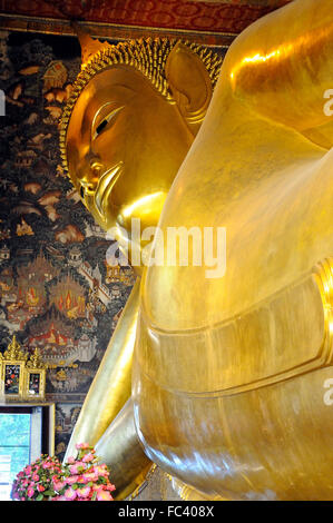 Reclining Golden Buddha in Wat Pho tempio (Wat Phra Chetuphon), Bangkok, Thailandia, Sud-est asiatico, in Asia Foto Stock