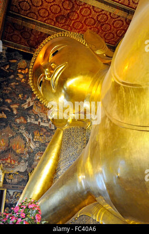 Reclining Golden Buddha in Wat Pho tempio (Wat Phra Chetuphon), Bangkok, Thailandia, Sud-est asiatico, in Asia Foto Stock