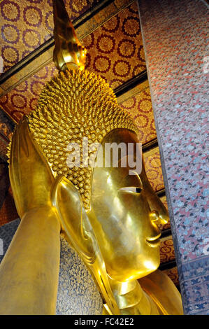 Reclining Golden Buddha in Wat Pho tempio (Wat Phra Chetuphon), Bangkok, Thailandia, Sud-est asiatico, in Asia Foto Stock